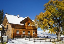 Hütte Herbst mit Schnee